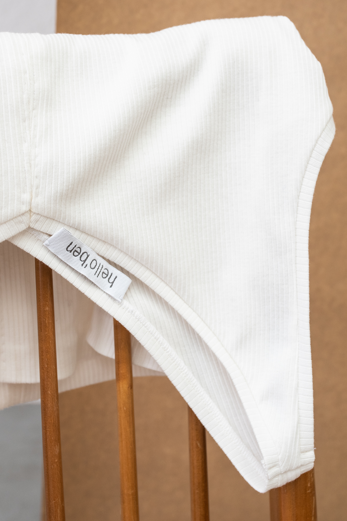 02/13 Organic Cotton Top V-neck white detail by hello'ben